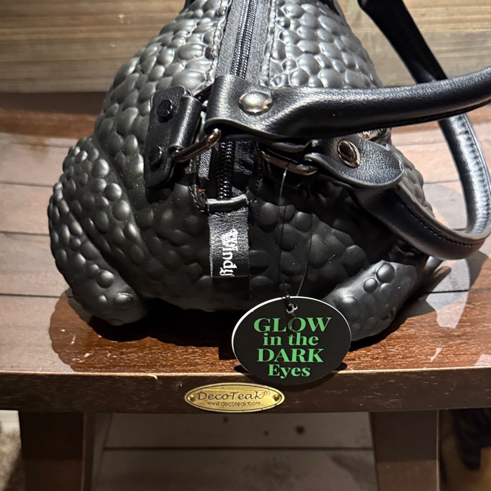 Black Textured Frog Handbag - Picture 3 of 10
